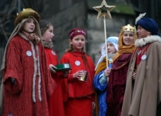 Am 6. Januar ziehen mancherorts Sternsinger durch die Straßen und schreiben ihre Segensbitten an die Haustüren.